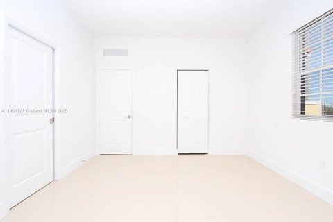 House in Miami, Florida 4 bedrooms, 250.84 sq.m. № 1952658 - photo 7