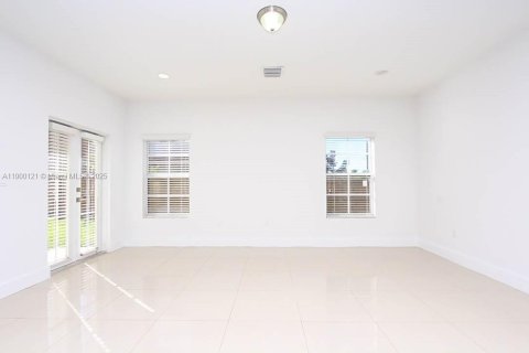 House in Miami, Florida 4 bedrooms, 250.84 sq.m. № 1952658 - photo 22