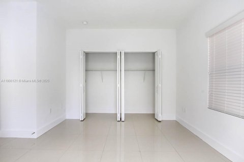 House in Miami, Florida 4 bedrooms, 250.84 sq.m. № 1952658 - photo 27