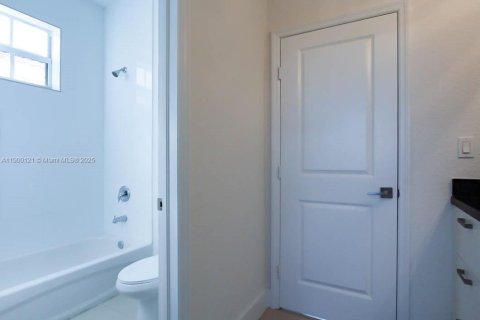 House in Miami, Florida 4 bedrooms, 250.84 sq.m. № 1952658 - photo 9