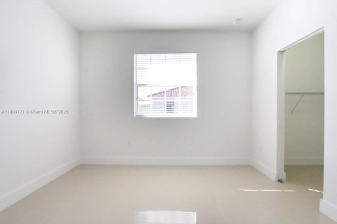 House in Miami, Florida 4 bedrooms, 250.84 sq.m. № 1952658 - photo 10