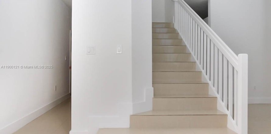 House in Miami, Florida 4 bedrooms, 250.84 sq.m. № 1952658