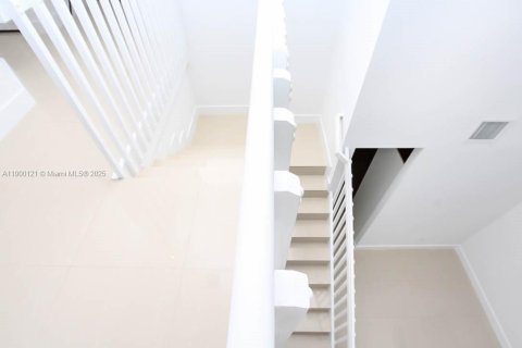House in Miami, Florida 4 bedrooms, 250.84 sq.m. № 1952658 - photo 18