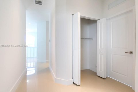 House in Miami, Florida 4 bedrooms, 250.84 sq.m. № 1952658 - photo 17
