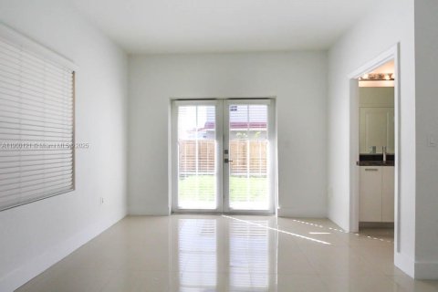 House in Miami, Florida 4 bedrooms, 250.84 sq.m. № 1952658 - photo 29