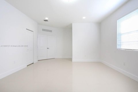 House in Miami, Florida 4 bedrooms, 250.84 sq.m. № 1952658 - photo 12