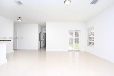 House in Miami, Florida 4 bedrooms, 250.84 sq.m. № 1952658 - photo 23