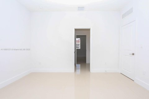 House in Miami, Florida 4 bedrooms, 250.84 sq.m. № 1952658 - photo 5