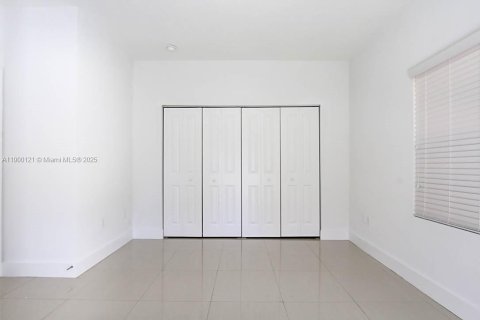 House in Miami, Florida 4 bedrooms, 250.84 sq.m. № 1952658 - photo 28