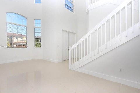 House in Miami, Florida 4 bedrooms, 250.84 sq.m. № 1952658 - photo 3