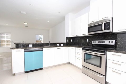 House in Miami, Florida 4 bedrooms, 250.84 sq.m. № 1952658 - photo 19