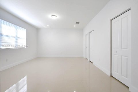 House in Miami, Florida 4 bedrooms, 250.84 sq.m. № 1952658 - photo 13