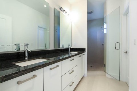 House in Miami, Florida 4 bedrooms, 250.84 sq.m. № 1952658 - photo 15