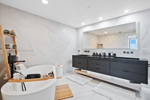 Condominio en venta en Miami, Florida, 3 dormitorios, 187.48 m2 № 1822216 - foto 24