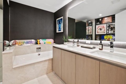Condominio en venta en Miami, Florida, 3 dormitorios, 187.48 m2 № 1822216 - foto 30