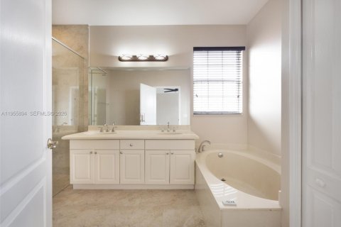 Купить виллу или дом в Майами, Флорида 4 спальни, 182.27м2, № 2025098 - фото 17