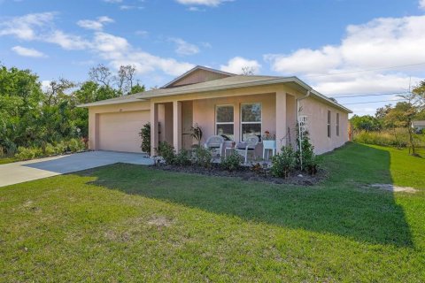 House in Port Charlotte, Florida 3 bedrooms, 152.92 sq.m. № 2235374