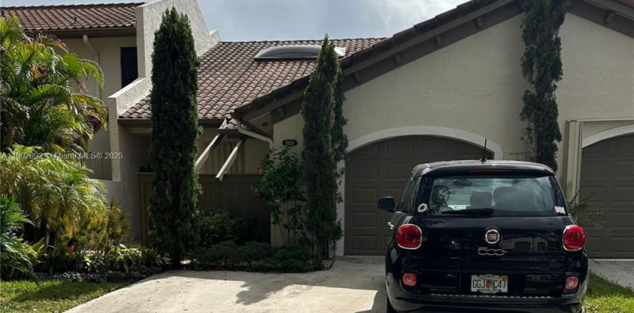 Townhouse in Miami, Florida 3 bedrooms, 146.79 sq.m. № 1953088