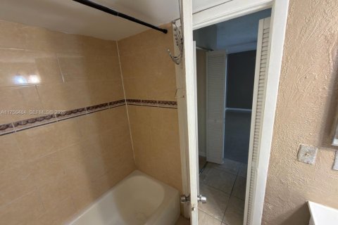 Купить кондоминиум в Мирамар, Флорида 2 спальни, 76.18м2, № 2042649 - фото 13