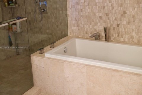 Condo in Miami, Florida, 2 bedrooms  № 2050089 - photo 14