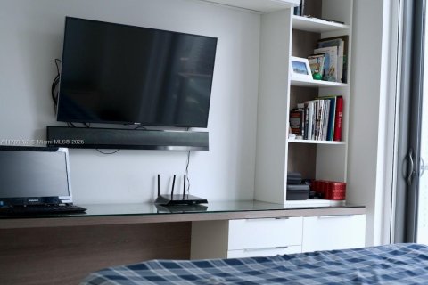 Condo in Miami, Florida, 2 bedrooms  № 2050089 - photo 17