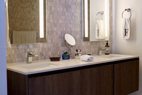 Condo in Miami, Florida, 2 bedrooms  № 2050089 - photo 13