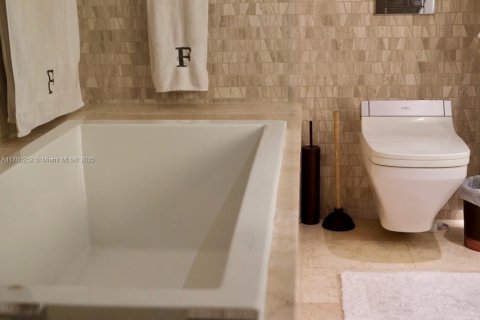 Condo in Miami, Florida, 2 bedrooms  № 2050089 - photo 15