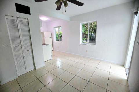 Commercial property in Miami, Florida 143.81 sq.m. № 2079577 - photo 7