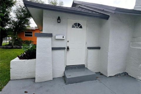 Commercial property in Miami, Florida 143.81 sq.m. № 2079577 - photo 8