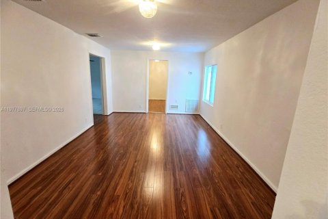 Commercial property in Miami, Florida 143.81 sq.m. № 2079577 - photo 3