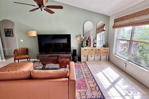 House in Port St. Lucie, Florida 3 bedrooms, 151.06 sq.m. № 1975032 - photo 7