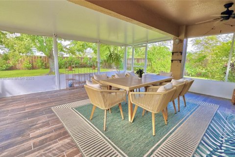 House in Port St. Lucie, Florida 3 bedrooms, 151.06 sq.m. № 1975032 - photo 16