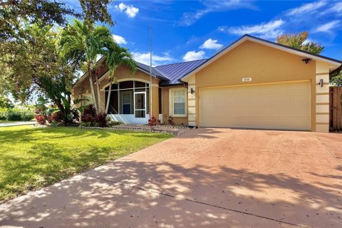 House in Port St. Lucie, Florida 3 bedrooms, 151.06 sq.m. № 1975032 - photo 1