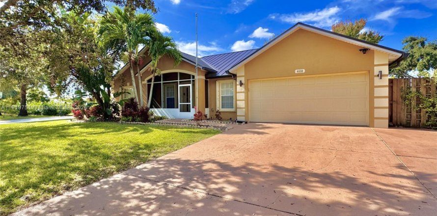 House in Port St. Lucie, Florida 3 bedrooms, 151.06 sq.m. № 1975032