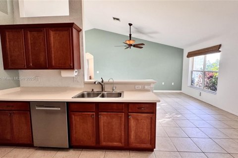 House in Port St. Lucie, Florida 3 bedrooms, 151.06 sq.m. № 1975032 - photo 8