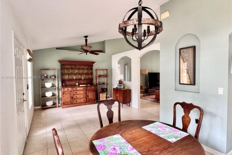 House in Port St. Lucie, Florida 3 bedrooms, 151.06 sq.m. № 1975032 - photo 14