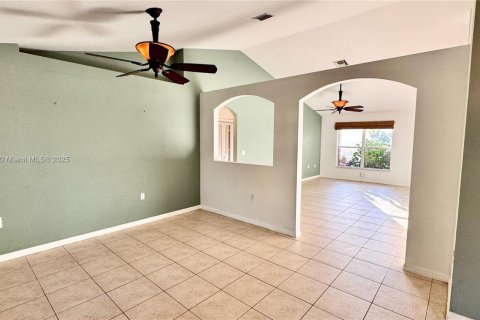 House in Port St. Lucie, Florida 3 bedrooms, 151.06 sq.m. № 1975032 - photo 12