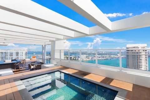 Condo in Miami, Florida, 4 bedrooms  № 1874335 - photo 1