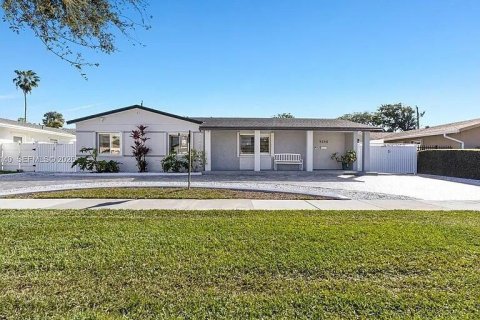 House in Cutler Bay, Florida 3 bedrooms, 136.94 sq.m. № 2254430 - photo 21