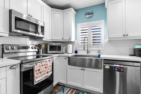 House in Cutler Bay, Florida 3 bedrooms, 136.94 sq.m. № 2254430 - photo 3