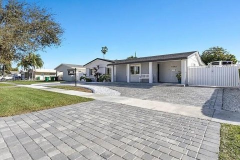 Casa en Cutler Bay, Florida 3 dormitorios, 136.94 m2 № 2254430