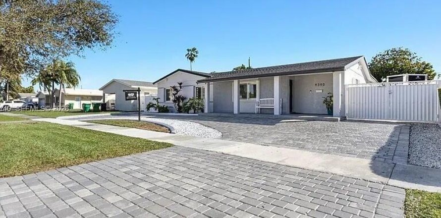 House in Cutler Bay, Florida 3 bedrooms, 136.94 sq.m. № 2254430