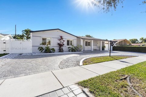 House in Cutler Bay, Florida 3 bedrooms, 136.94 sq.m. № 2254430 - photo 22