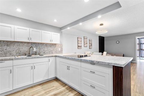 Снять в аренду кондоминиум в Халландейл-Бич, Флорида 1 спальня, 85.01м2, № 1991476 - фото 1