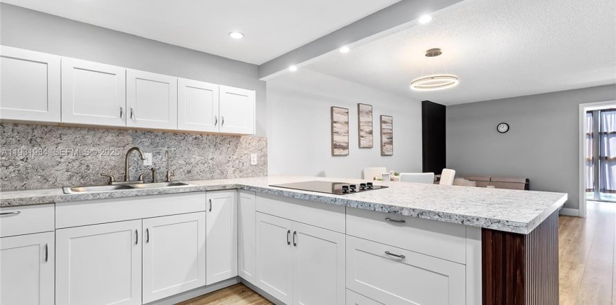 Кондоминиум с 1 спальней в Халландейл-Бич, Флорида № 1991476