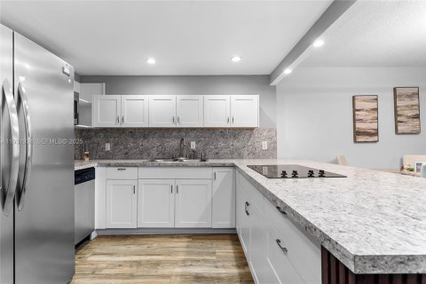 Снять в аренду кондоминиум в Халландейл-Бич, Флорида 1 спальня, 85.01м2, № 1991476 - фото 2