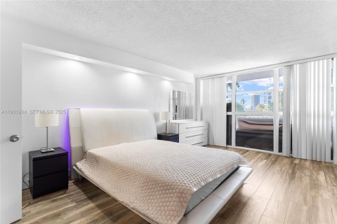 Снять в аренду кондоминиум в Халландейл-Бич, Флорида 1 спальня, 85.01м2, № 1991476 - фото 11