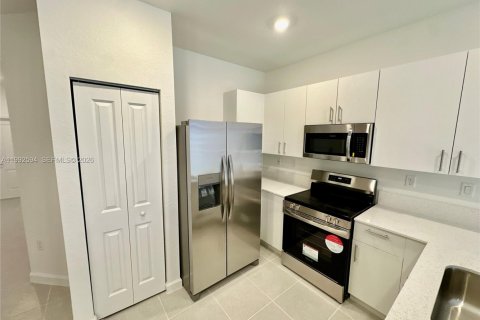 Touwnhouse à louer à Homestead, Floride: 3 chambres, 157.66 m2 № 2058915 - photo 7