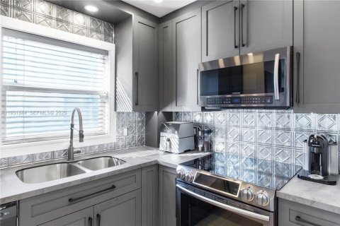 Condo in Pompano Beach, Florida, 2 bedrooms № 1993987 - photo 3