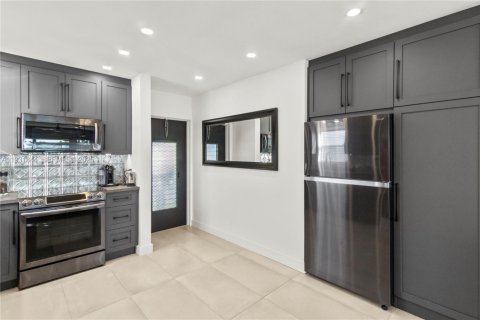 Condo in Pompano Beach, Florida, 2 bedrooms № 1993987 - photo 7